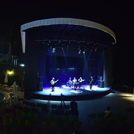 Azura Deluxe & מלון