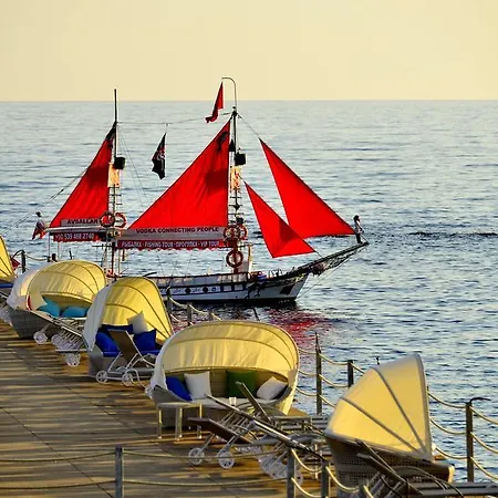 Azura Deluxe & מלון