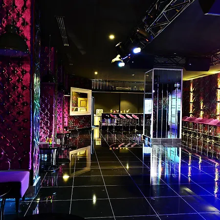 Azura Deluxe & מלון