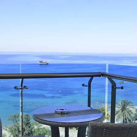 Azura Deluxe & מלון