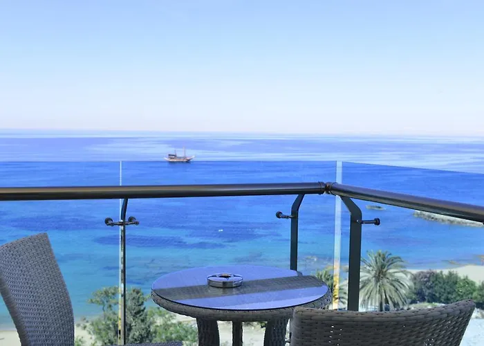 Azura Deluxe Resort&spa - Ultra Hotel